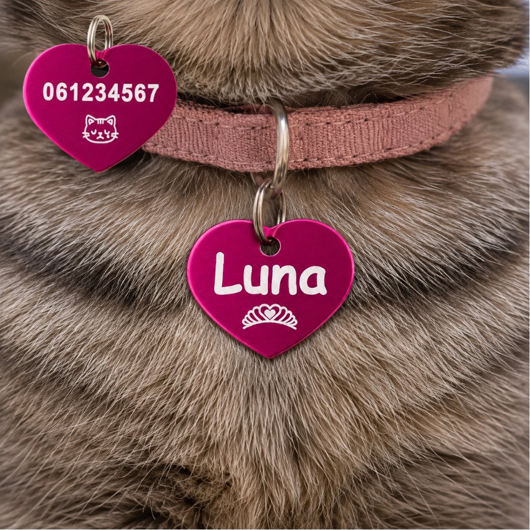 Medalion inimioară roz magenta gravat laser cu numele Luna și design pisică, față și spate